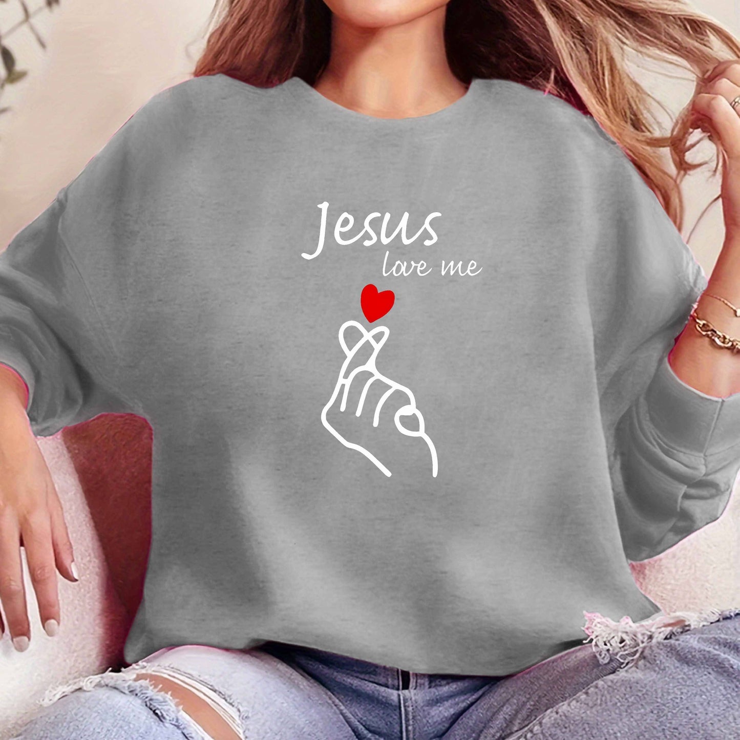 Damen Pullover mit Schriftzug "Jesus Loves Me"